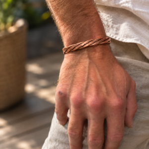 Bracelet torsadé en cuivre artisanal porté au poignet